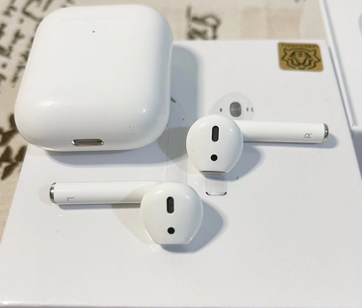 [{"lang_code":"vi","content":"Tai nghe AirPods 2 H\u1ed5 V\u1eb1n 1562 -  \u00c2m thanh ch\u1ea5t l\u01b0\u1ee3ng"}]