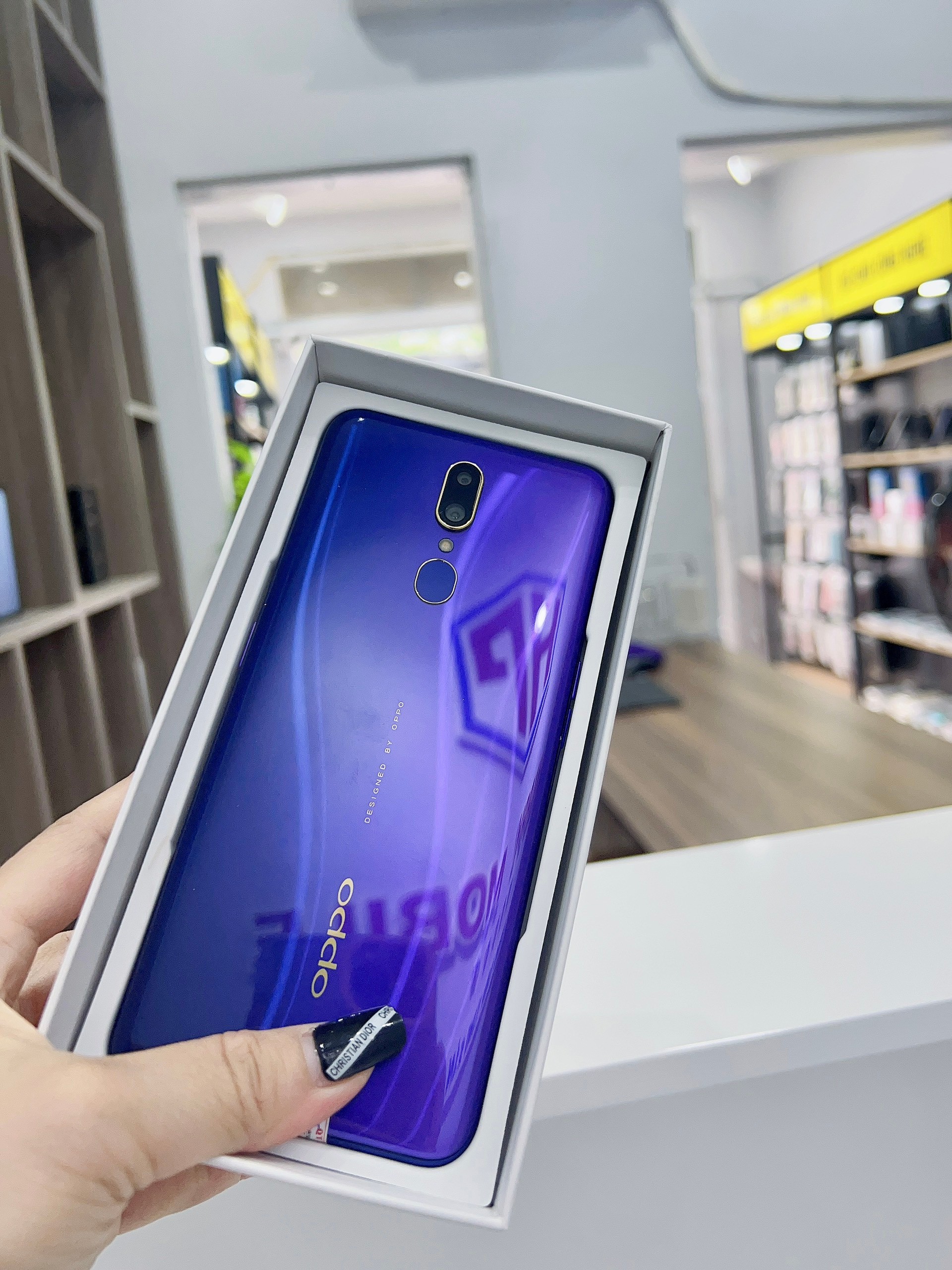 [{"lang_code":"vi","content":"\u0110i\u1ec7n tho\u1ea1i OPPO F11 - OPPO F11- M\u1edbi Fullbox"}]