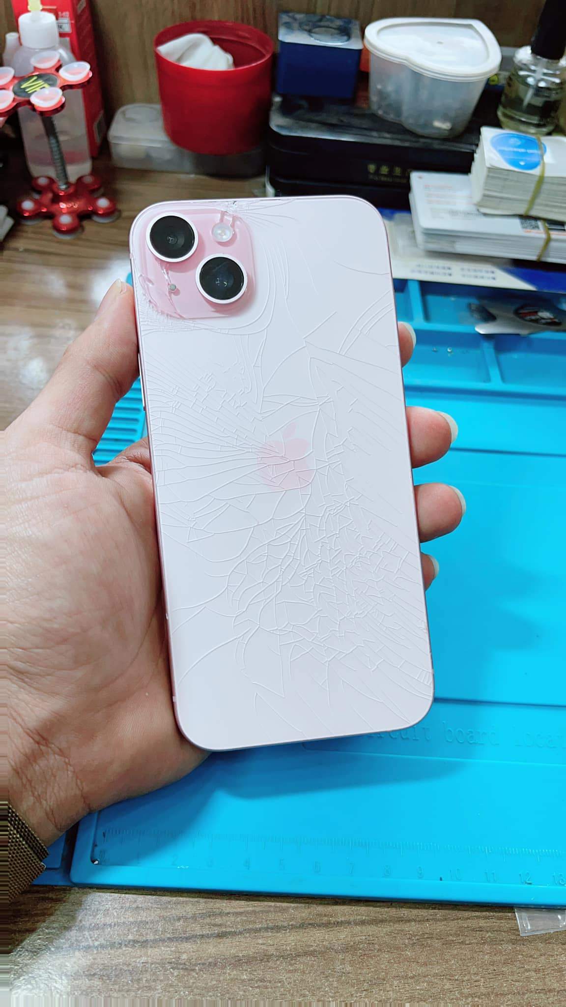 THAY KÍNH LƯNG IPHONE